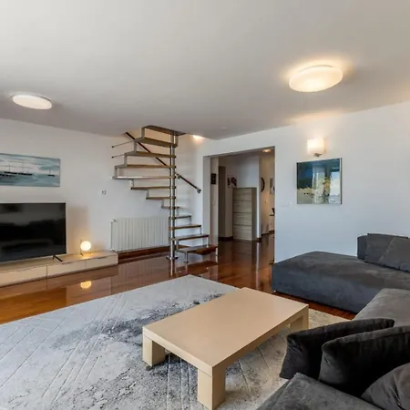 Velebos Superior - Spacious Luxury Four-room On 220 M2 - Panoramic View Of The Sea And Islands - Prestigious Location By The Sea To The New Center Of Znjan - Amenities - Free Garage Parking Space Lejlighed Split