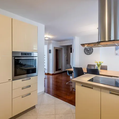 Velebos Superior - Spacious Luxury Four-room On 220 M2 - Panoramic View Of The Sea And Islands - Prestigious Location By The Sea To The New Center Of Znjan - Amenities - Free Garage Parking Space شقة سبليت