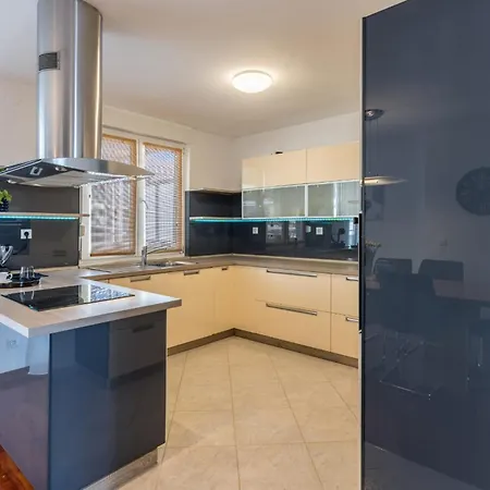 Velebos Superior - Spacious Luxury Four-room On 220 M2 - Panoramic View Of The Sea And Islands - Prestigious Location By The Sea To The New Center Of Znjan - Amenities - Free Garage Parking Space شقة