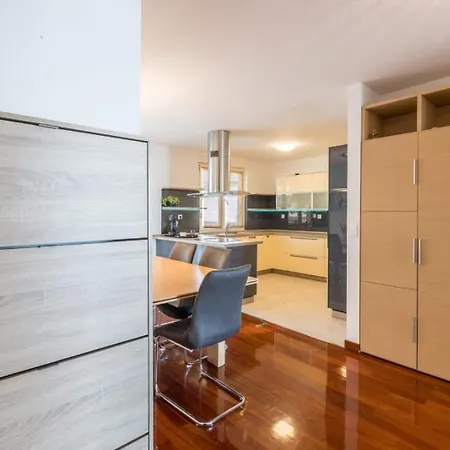 Lägenhet Velebos Superior - Spacious Luxury Four-room On 220 M2 - Panoramic View Of The Sea And Islands - Prestigious Location By The Sea To The New Center Of Znjan - Amenities - Free Garage Parking Space- Buralux